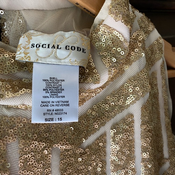 Social Code gold shiny sequined open back crop top - Picture 2 of 8